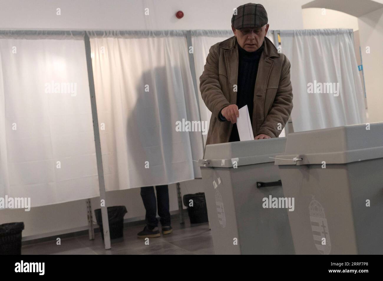 220403 -- BUDAPEST, le 3 avril 2022 -- Un homme jette son bulletin de vote dans un bureau de vote de Budapest, Hongrie, le 3 avril 2022. Les électeurs se rendent dimanche aux urnes en Hongrie pour élire un Parlement de 199 sièges, ce qui pourrait donner au Premier ministre actuel Viktor Orban un quatrième mandat consécutif. Quelque 7,8 millions d'électeurs voteront dans plus de 10 000 bureaux de vote de 6 h 0400 GMT heure locale à 7 h 1700 GMT. Les résultats préliminaires sont attendus dans la soirée. Photo de /Xinhua HUNGARY-BUDAPEST-PARLIAMENTARY ELECTIONS-START AttilaxVolgyi PUBLICATIONxNOTxINxCHN Banque D'Images