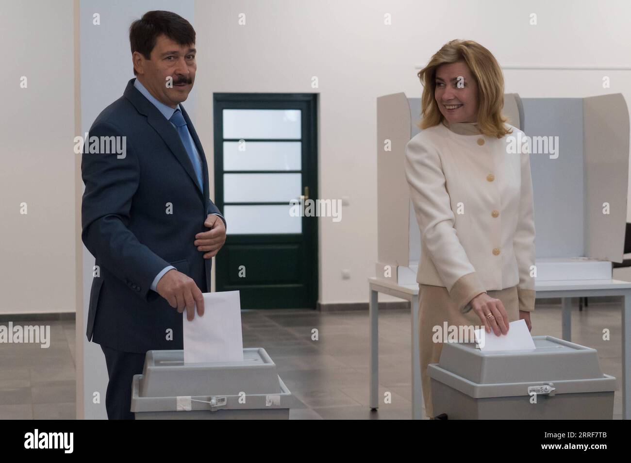 220403 -- BUDAPEST, le 3 avril 2022 -- le président hongrois Janos Ader et son épouse Anita Herczegh ont voté dans un bureau de vote de Budapest, Hongrie, le 3 avril 2022. Les électeurs se rendent dimanche aux urnes en Hongrie pour élire un Parlement de 199 sièges, ce qui pourrait donner au Premier ministre actuel Viktor Orban un quatrième mandat consécutif. Quelque 7,8 millions d'électeurs voteront dans plus de 10 000 bureaux de vote de 6 h 0400 GMT heure locale à 7 h 1700 GMT. Les résultats préliminaires sont attendus dans la soirée. Photo par /Xinhua HONGRIE-BUDAPEST-ELECTIONS PARLEMENTAIRES AttilaxVolgyi PUBLIC Banque D'Images