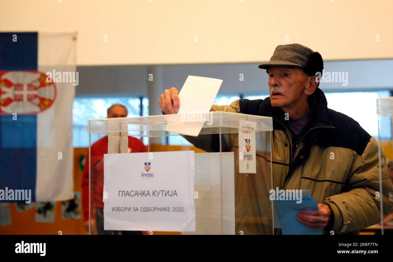 220403 -- BELGRADE, le 3 avril 2022 -- Un électeur vote dans un bureau de vote pour les élections présidentielles, parlementaires et locales à Belgrade, Serbie, le 3 avril 2022. Dimanche, de 7 heures à 8 heures 0500-1800 GMT, quelque 6,5 millions d'électeurs inscrits ont voté dans 8 255 bureaux de vote en Serbie et à l'étranger, choisissant parmi huit candidats à la présidence et 19 partis politiques ou coalitions pour le Parlement. En outre, les gens votent pour choisir la direction de la capitale Belgrade, la ville de Bor, et 12 autres municipalités. Photo de /Xinhua SERBIE-BELGRADE-ELECTIONS PredragxMilos Banque D'Images