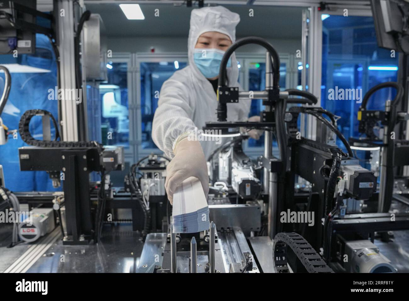 220402 -- HEFEI, 2 avril 2022 -- un membre du personnel travaille dans une chaîne de production de kits d'auto-dépistage COVID-19 dans une entreprise de soins de santé Biouhan à Hefei, dans la province de l'Anhui, dans l'est de la Chine, le 29 mars 2022. Depuis mars 11, la Chine a ajouté la détection des antigènes comme option pour le dépistage de la COVID-19 auprès du public. De tels kits sont déjà vus dans les pharmacies, les plateformes en ligne et de multiples scénarios de détection en Chine. Avec une capacité pouvant atteindre 10 millions de kits par jour, la société de soins de santé Biouhan est un important fabricant de kits d'auto-test de l'antigène COVID-19 dans la province d'Anhui de l'est de la Chine. Les kits de test ont été utilisés i Banque D'Images