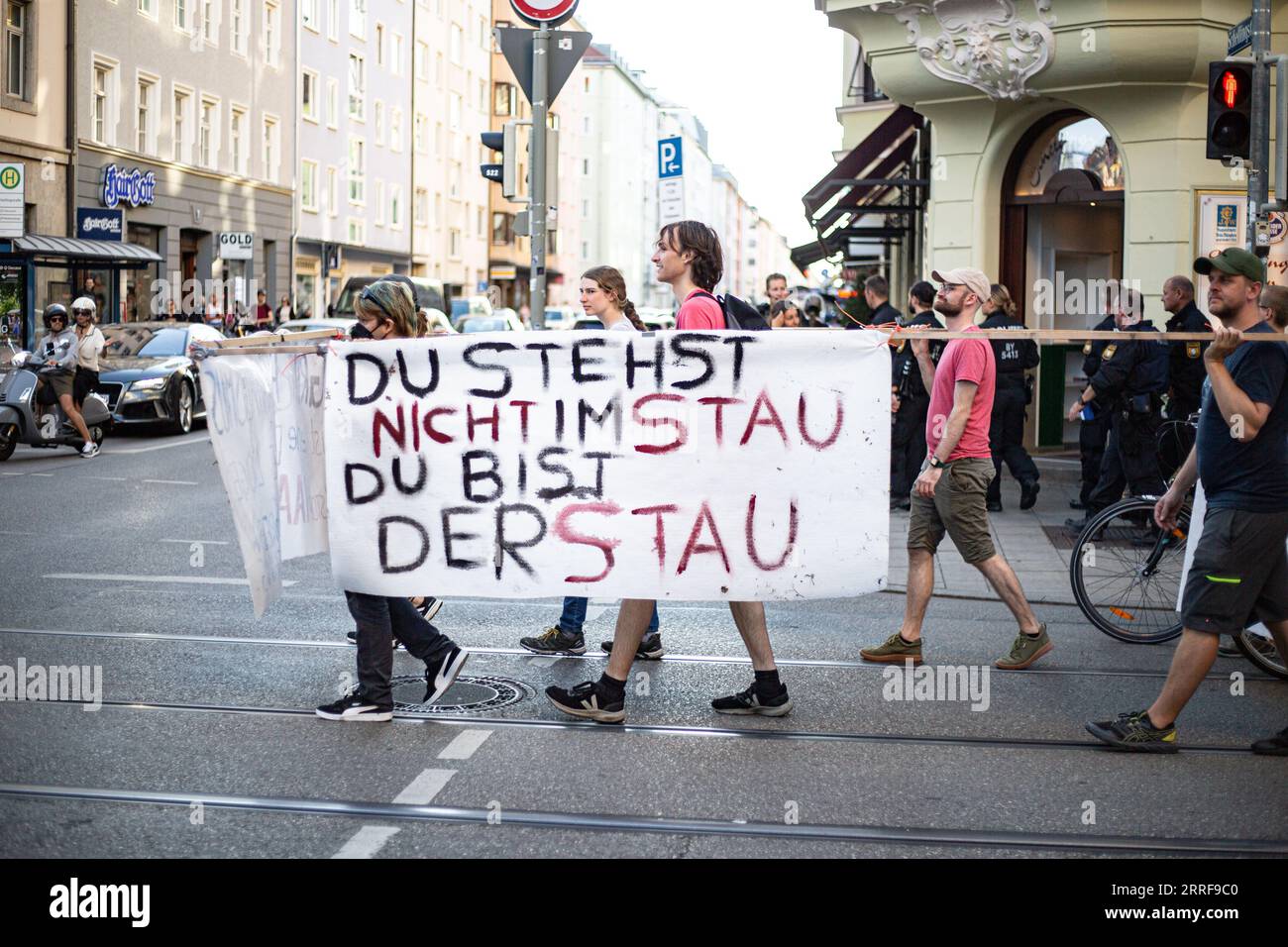 Munich, Allemagne. 07 septembre 2023. 26 personnes se sont rassemblées à Munich, en Allemagne, dans la soirée du 7 septembre 2023 pour manifester contre le salon international de l'automobile IAA Mobility et pour les villes sans voiture. Ils ont utilisé un soi-disant véhicule de marche. La marche a été accompagnée par un important contingent de police. (Photo Alexander Pohl/Sipa USA) crédit : SIPA USA/Alamy Live News Banque D'Images