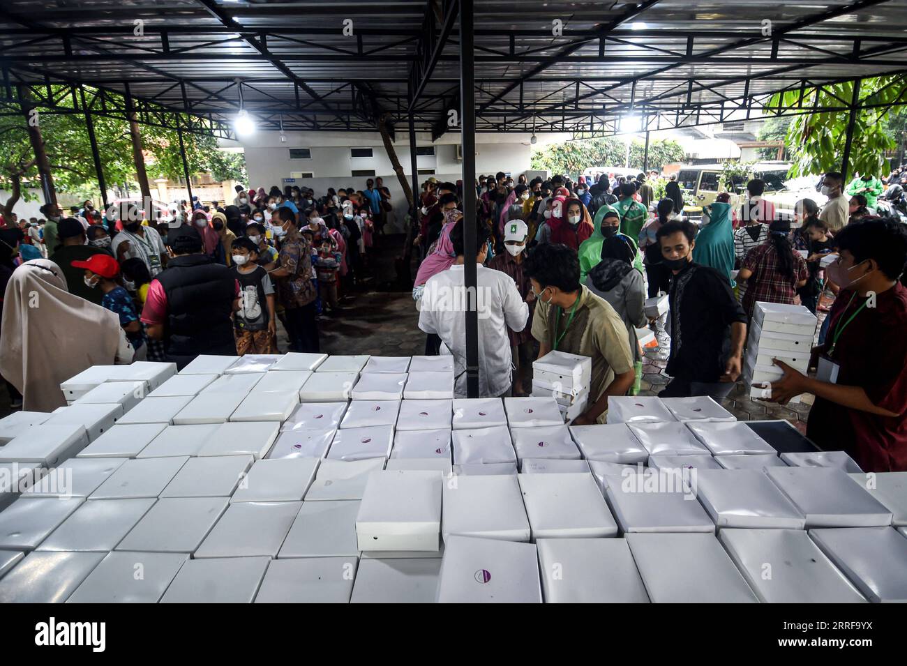 220408 -- DEPOK, le 8 avril 2022 -- les gens font la queue pour recevoir gratuitement de l'Iftar, le repas de rupture rapide au coucher du soleil, pendant le mois sacré du Ramadan à la mosquée Wihdatul Ummah à Depok, Java Ouest, Indonésie, le 8 avril 2022. INDONESIA-DEPOK-RAMADAN-IFTAR AGUNGXKUNCAHYAXB. PUBLICATIONxNOTxINxCHN Banque D'Images