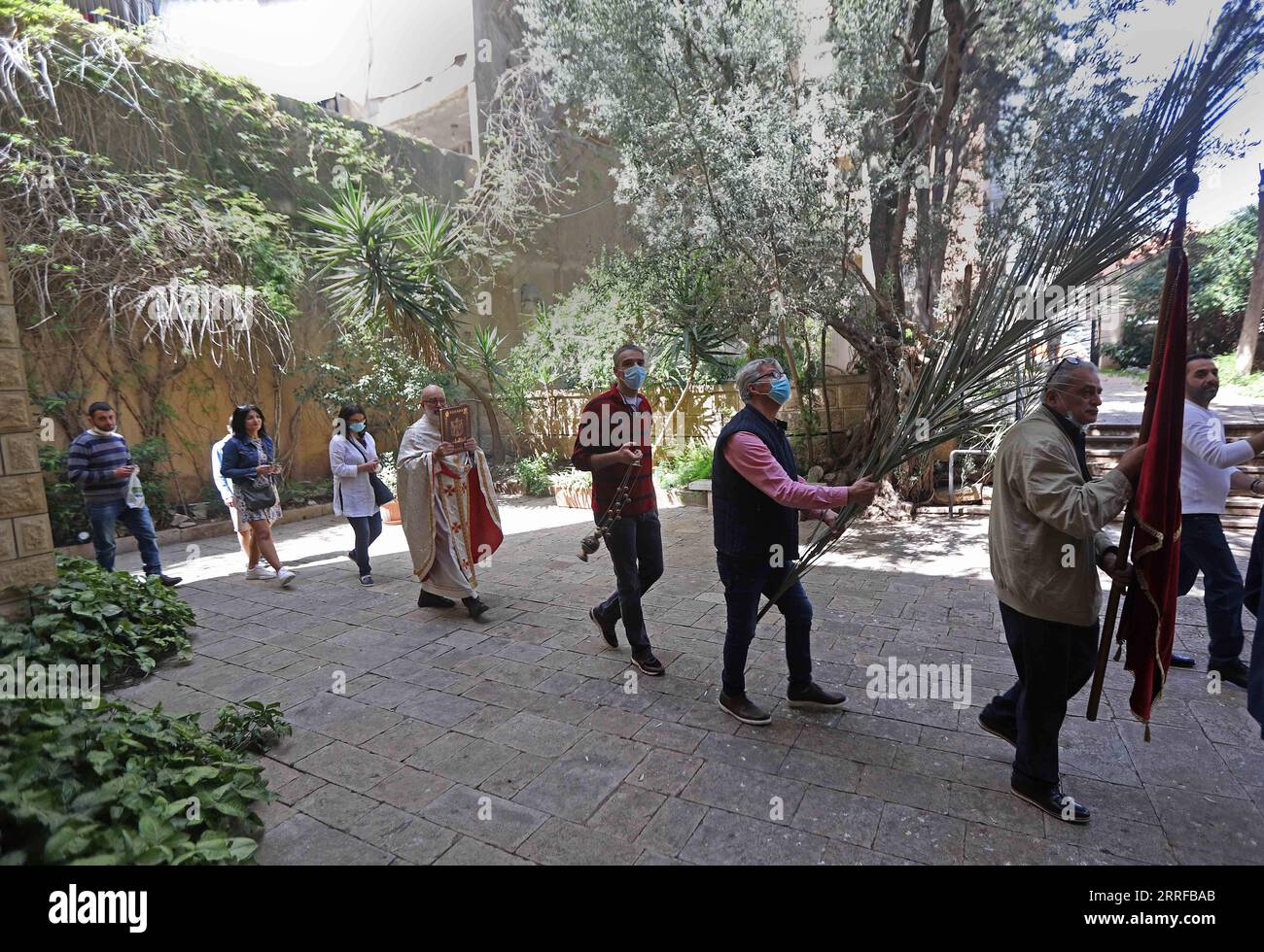 220410 -- BEYROUTH, le 10 avril 2022 -- des croyants chrétiens participent à une célébration du dimanche des Rameaux à Beyrouth, au Liban, le 10 avril 2022. Le dimanche des Rameaux, fête chrétienne qui tombe le dimanche avant Pâques, marque le début de la semaine Sainte. LIBAN-BEYROUTH-PALM DIMANCHE-CÉLÉBRATION BilalxJawich PUBLICATIONxNOTxINxCHN Banque D'Images