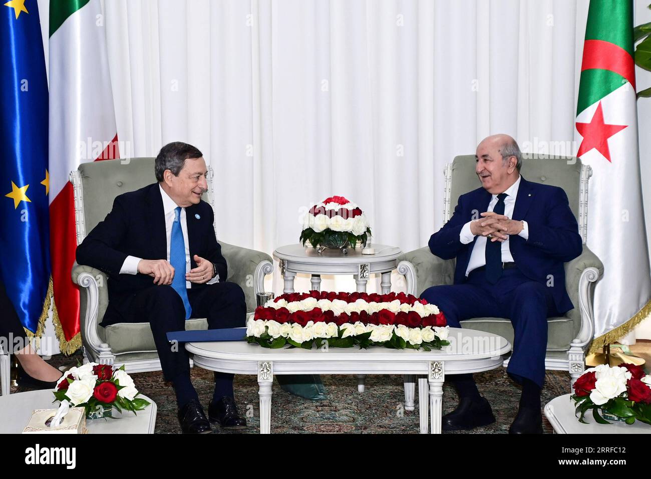 220412 -- ALGER, le 12 avril 2022 -- le président algérien Abdelmadjid Tebboune R rencontre le Premier ministre italien Mario Draghi à Alger, Algérie, le 11 avril 2022. L'Algérie augmentera ses exportations de gaz vers l'Italie dans le cadre des accords signés lundi entre les deux parties pour renforcer leur coopération énergétique, a déclaré le . /Document via Xinhua ALGERIA-ALGER-ITALIAN PM-VISIT AlgerianxPresidency PUBLICATIONxNOTxINxCHN Banque D'Images