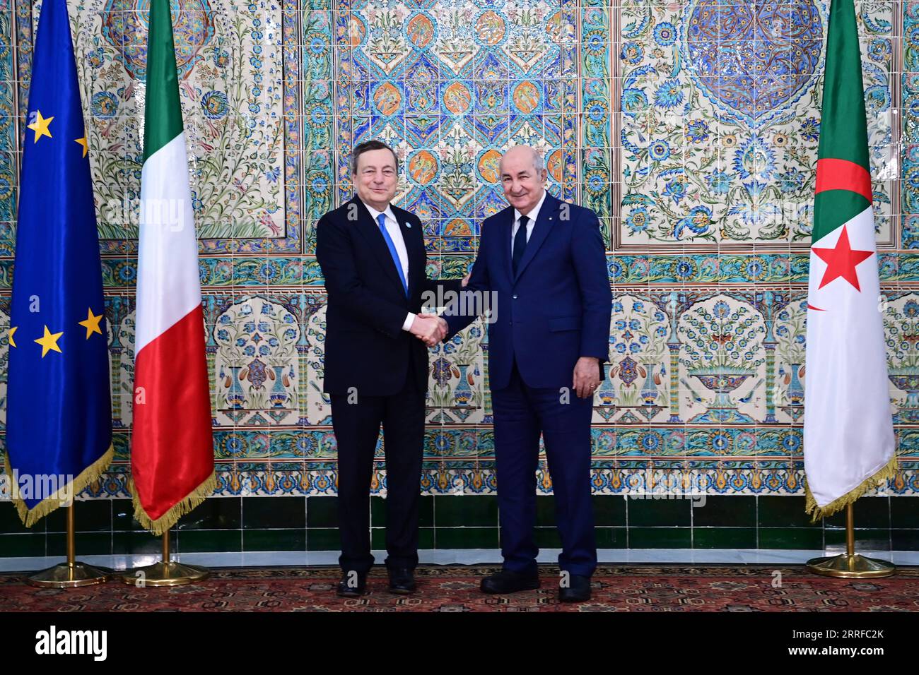 220412 -- ALGER, le 12 avril 2022 -- le président algérien Abdelmadjid Tebboune R rencontre le Premier ministre italien Mario Draghi à Alger, Algérie, le 11 avril 2022. L'Algérie augmentera ses exportations de gaz vers l'Italie dans le cadre des accords signés lundi entre les deux parties pour renforcer leur coopération énergétique, a déclaré le . /Document via Xinhua ALGERIA-ALGER-ITALIAN PM-VISIT AlgerianxPresidency PUBLICATIONxNOTxINxCHN Banque D'Images