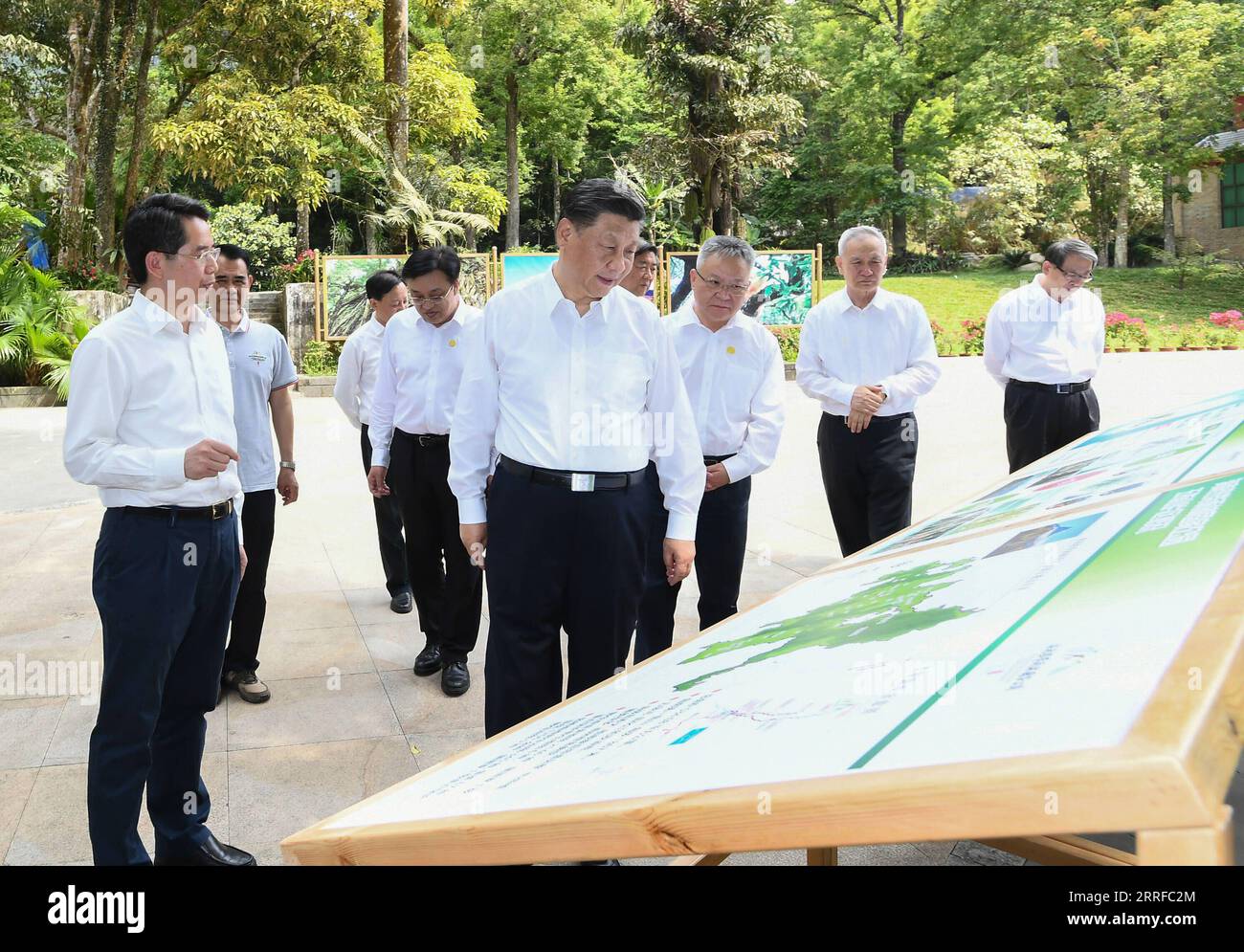 220412 -- WUZHISHAN, le 12 avril 2022 -- le président chinois Xi Jinping, également secrétaire général du comité central du Parti communiste chinois et président de la commission militaire centrale, visite une section d'un parc national de forêt tropicale humide pour s'informer sur les efforts visant à protéger l'environnement et la biodiversité à Wuzhishan, Chine méridionale province de Hainan, 11 avril 2022. CHINA-HAINAN-WUZHISHAN-XI JINPING-INSPECTION CN XIEXHUANCHI PUBLICATIONXNOTXINXCHN Banque D'Images