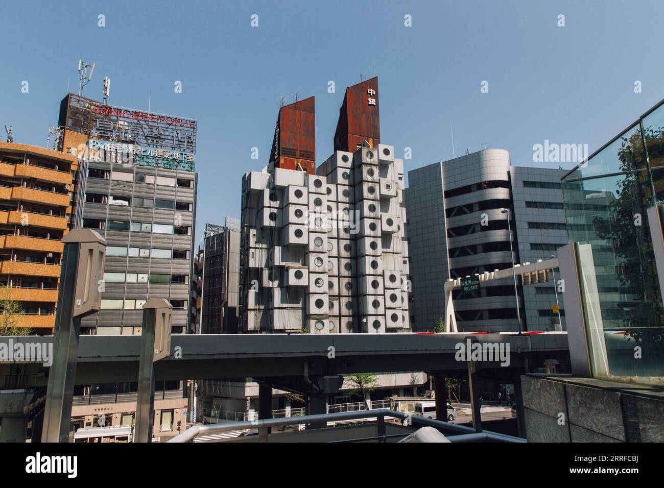 220412 -- TOKYO, 12 avril 2022 -- une photo prise le 12 avril 2022 montre le bâtiment C de la tour de la capsule Nakagin à Shimbashi, Tokyo, Japon. Le Nakagin Capsule Tower Building est une tour résidentielle et de bureaux à usage mixte, située à Shimbashi à Tokyo. Construit en 1972, le bâtiment est tombé en ruine. En mars 2022, il a été annoncé que le bâtiment devait être démoli. JAPON-TOKYO-ARCHITECTURE-DÉMOLITION ZhangxXiaoyu PUBLICATIONxNOTxINxCHN Banque D'Images