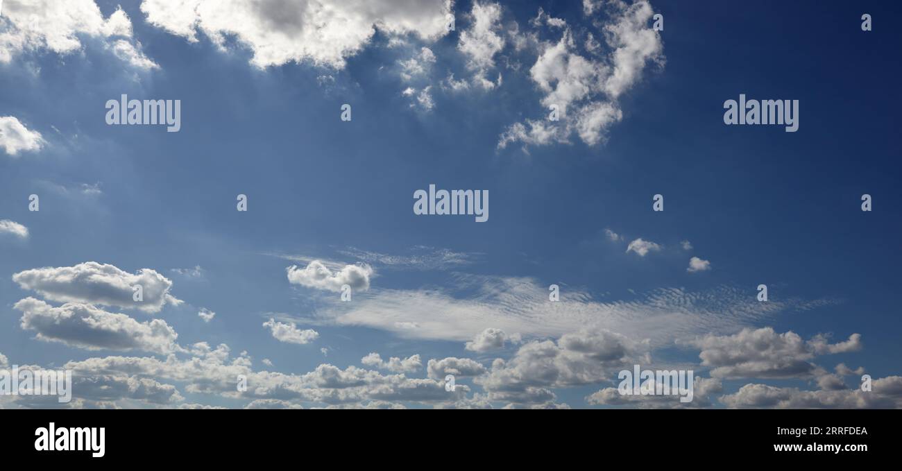 Photo panoramique de ciel flou.Fond bleu ciel avec nuages cumulus Banque D'Images