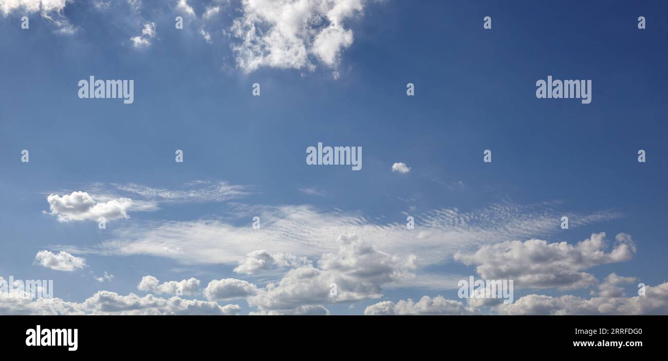 Image abstraite du ciel flou. Fond bleu ciel avec nuages cumulus Banque D'Images