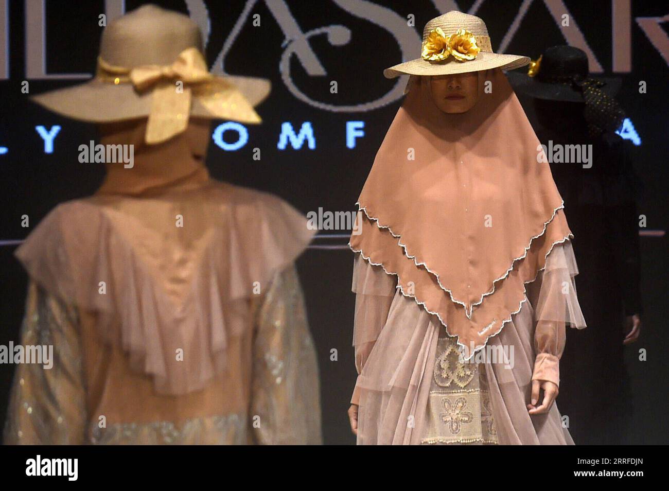 220413 -- JAKARTA, le 13 avril 2022 -- des mannequins présentent des créations de la créatrice Rina Emilda lors de la Fashion week 2022 à Jakarta, Indonésie, le 13 avril 2022. INDONÉSIE-JAKARTA-FASHION WEEK AGUNGXKUNCAHYAXB. PUBLICATIONxNOTxINxCHN Banque D'Images