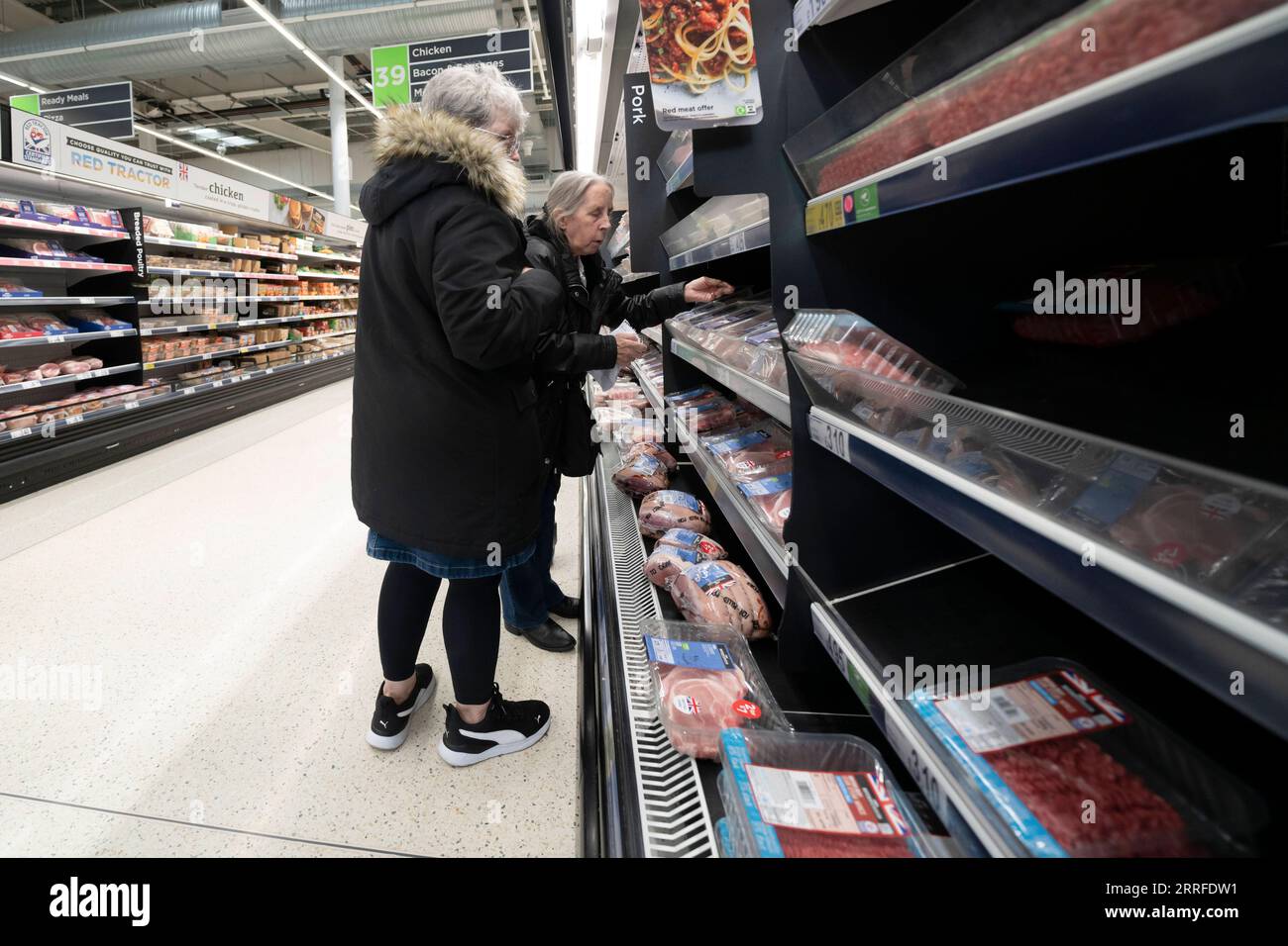 220414 -- MANCHESTER, le 14 avril 2022 -- des gens magasinent dans un supermarché à Manchester, en Grande-Bretagne, le 13 avril 2022. L indice des prix à la consommation de Grande-Bretagne IPC a augmenté de 7 pour cent au cours des 12 mois à mars 2022, en hausse par rapport à 6,2 pour cent en février, atteignant un nouveau sommet en 30 ans, ont montré mercredi les statistiques officielles. Photo de /Xinhua BRITAIN-INFLATION JonxSuper PUBLICATIONxNOTxINxCHN Banque D'Images