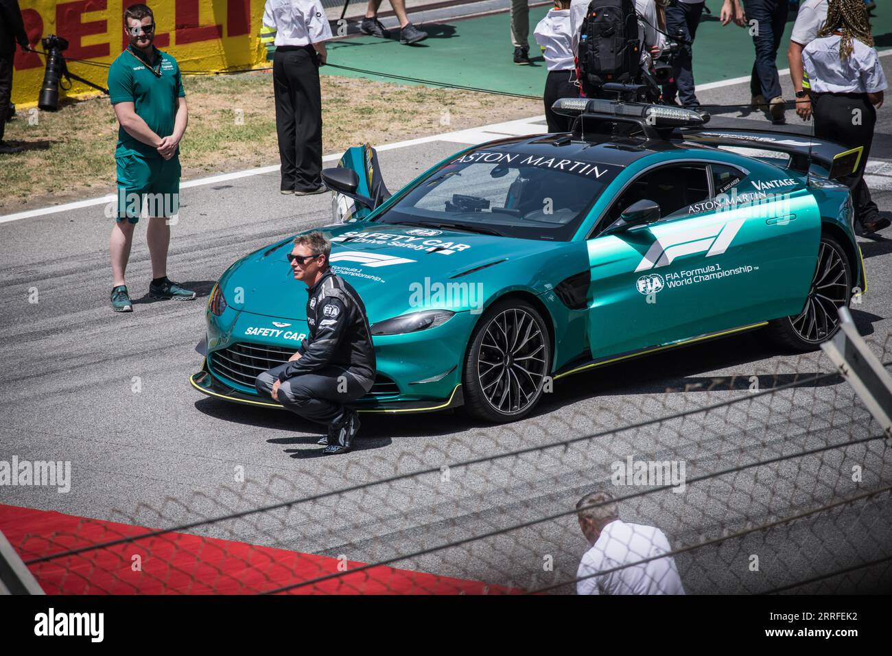 Quelques instants avant la course, Bernd Maylander, le pilote officiel de F1 Safety car, s'agenouillait à côté de l'emblématique Aston Martin Safety car. Banque D'Images