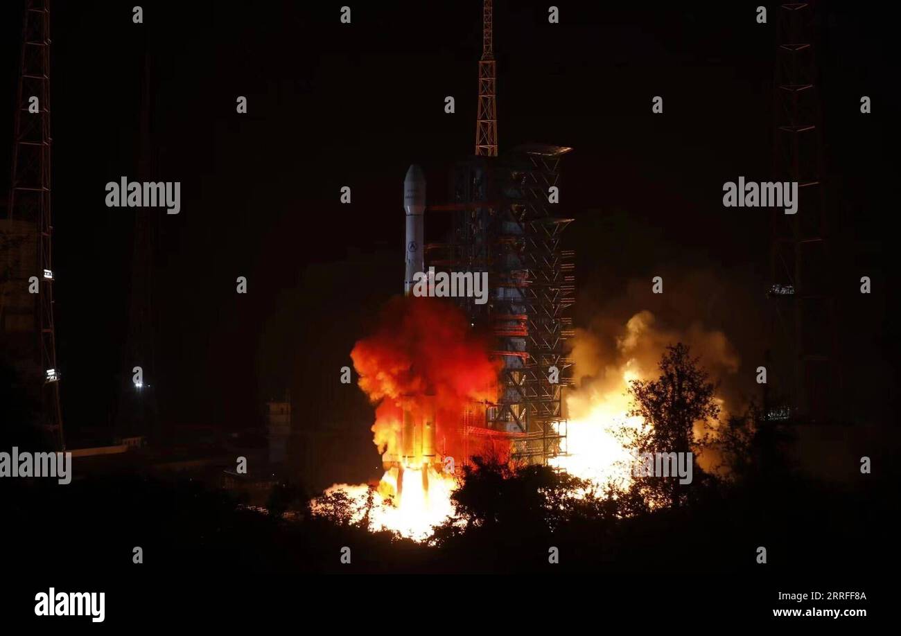 220415 -- XICHANG, le 15 avril 2022 -- Une fusée long March-3B transportant le satellite Zhongxing-6D explose du centre de lancement de satellites Xichang dans la province du Sichuan du sud-ouest de la Chine, le 15 avril 2022. Le satellite est entré sur l'orbite prévue. Il fournira des services de transmission et de communication radio et télévisuelle fiables, stables et sûrs. Photo de /Xinhua EyesonSciCHINA-XICHANG-SATELLITE-LAUNCH CN XiexQiyong PUBLICATIONxNOTxINxCHN Banque D'Images