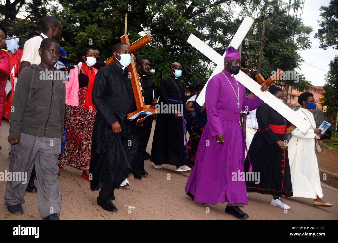 220415 -- KAMPALA, le 15 avril 2022 -- des dévots chrétiens prennent part à une procession sainte le vendredi Saint à Kampala, Ouganda, le 15 avril 2022. Photo de /Xinhua OUGANDA-KAMPALA-VENDREDI SAINT-PROCESSION NicholasxKajoba PUBLICATIONxNOTxINxCHN Banque D'Images