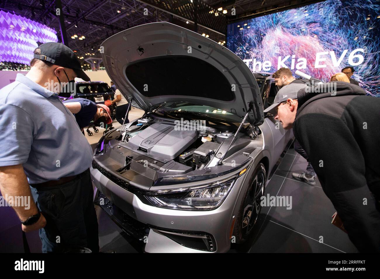 220416 -- NEW YORK, le 16 avril 2022 -- les visiteurs regardent une voiture entièrement électrique de Kia au salon international de l'auto de New York, aux États-Unis, le 15 avril 2022. Le New York International Auto Show NYIAS a organisé un comeback et ouvert au grand public vendredi après deux ans d’interruption dans le contexte de la pandémie de COVID-19. Le NYIAS, qui date de 1900, réduit la zone d'exposition en 2022, mais met en avant les nouveaux véhicules électriques de chez nous et à l'étranger. États-Unis-NEW YORK-SALON DE L'AUTO WangxYing PUBLICATIONxNOTxINxCHN Banque D'Images