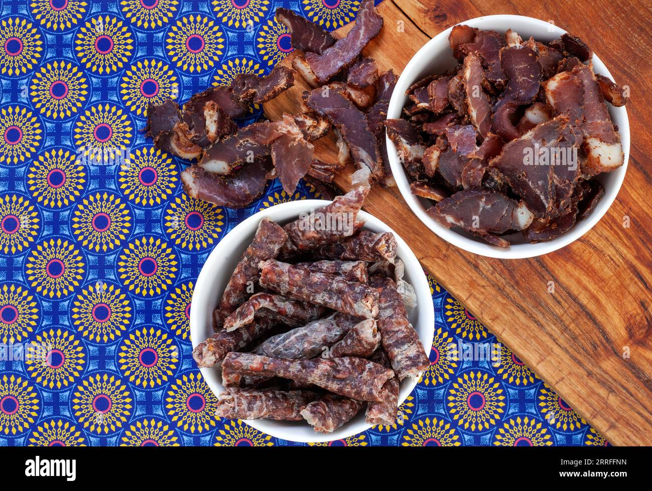 Biltong traditionnel sud-africain et vers secs sur tissu imprimé traditionnel bleu. Banque D'Images