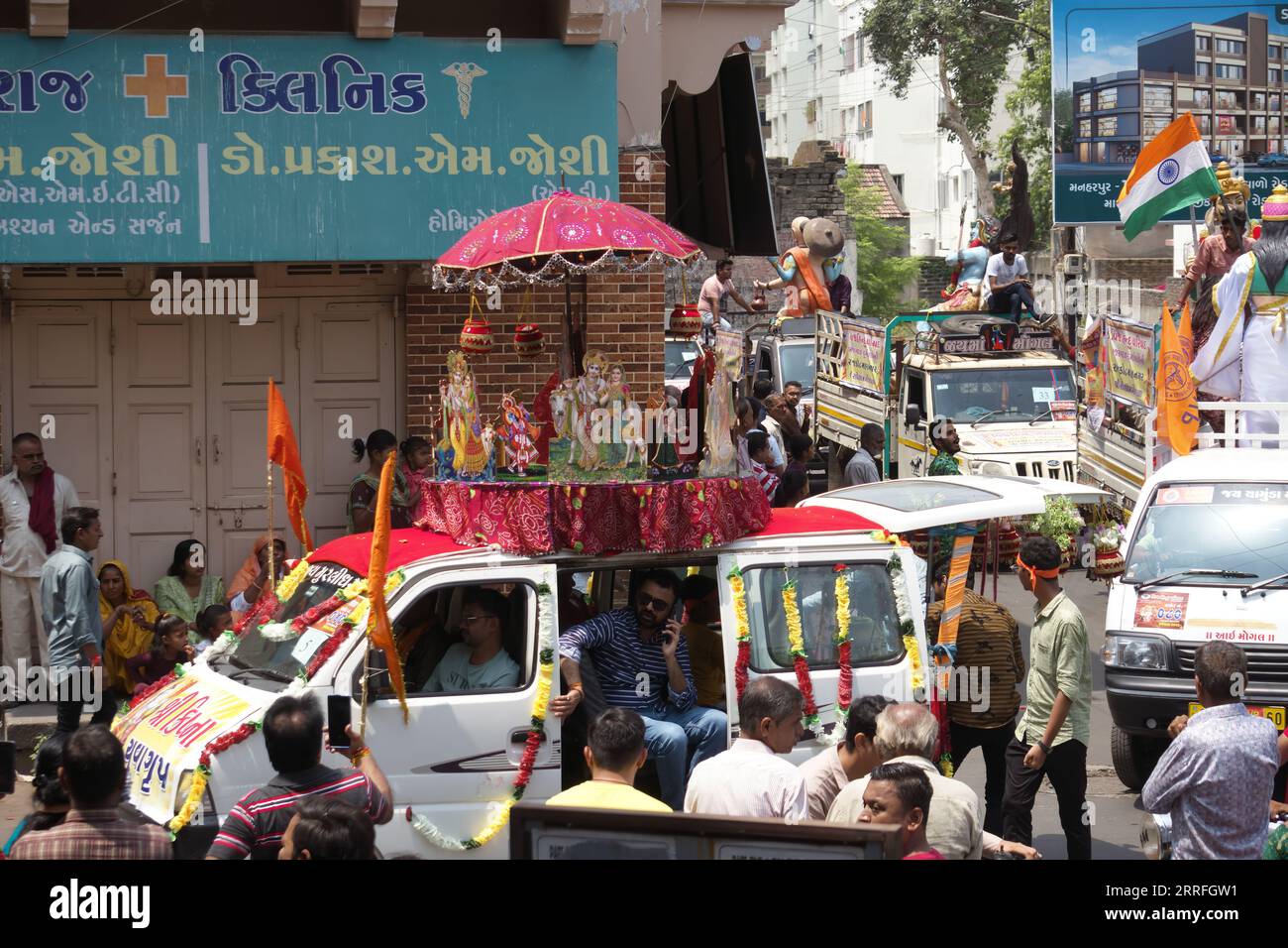 Rajkot, Inde. 7 septembre 2023. Sur le toit du véhicule, l'idole du seigneur radha krishna avec un parapluie décoratif en Janmashtami Rath Yatra à Sadar Bazar Rajkot. Crédit : Nasirkhan Davi/Alamy Live News Banque D'Images
