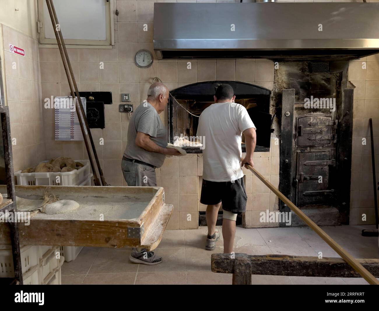 220421 -- SLIEMA, le 21 avril 2022 -- les boulangers fabriquent du pain maltais traditionnel dans une boulangerie de Sliema, Malte, le 20 avril 2022. Photo de /Xinhua MALTA-SLIEMA-BAKERY JonathanxBorg PUBLICATIONxNOTxINxCHN Banque D'Images