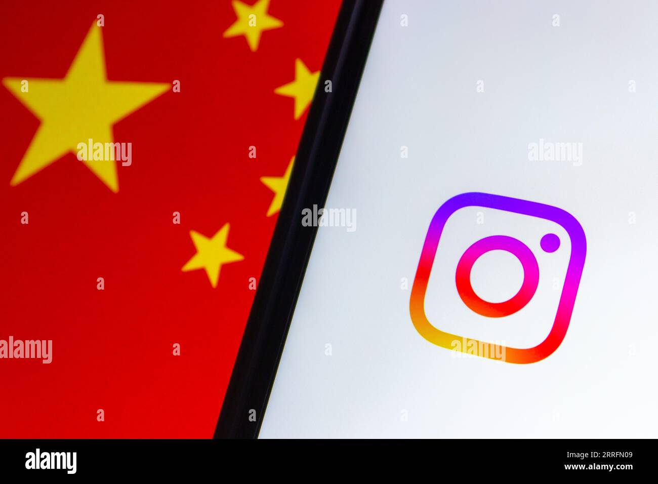 Vancouver, CANADA - Sep 4 2023 : logo d'Instagram sur fond de drapeau chinois. Banque D'Images