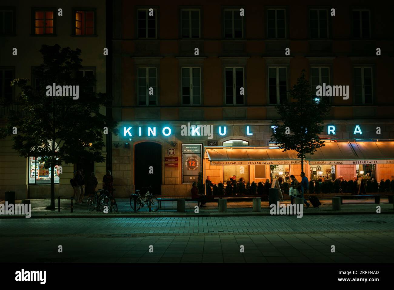 Panneau de cinéma Kino Kultura la nuit à Varsovie, Pologne Banque D'Images