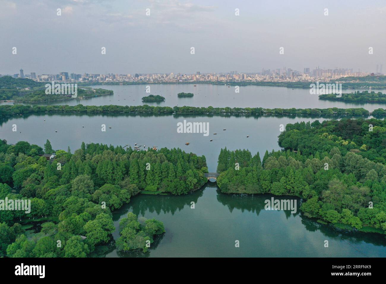 220422 -- HANGZHOU, le 22 avril 2022 -- une photo aérienne prise le 12 avril 2022 montre une vue de la région pittoresque du lac de l'Ouest à Hangzhou, dans la province du Zhejiang de l'est de la Chine. West Lake est célèbre pour ses paysages pittoresques ainsi que pour ses reliques historiques. Le lac de l'Ouest a été ajouté à la liste du patrimoine mondial de l'UNESCO en 2011. SkyEyeCHINA-ZHEJIANG-WEST LAKE CN HuangxZongzhi PUBLICATIONxNOTxINxCHN Banque D'Images