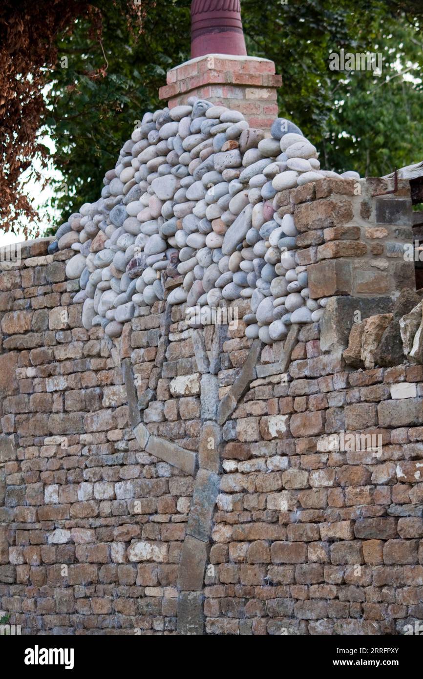 Stone Tree moulé dans le crochet de mur de pierre Norton Cotswolds Oxfordshire Angleterre royaume-uni Banque D'Images