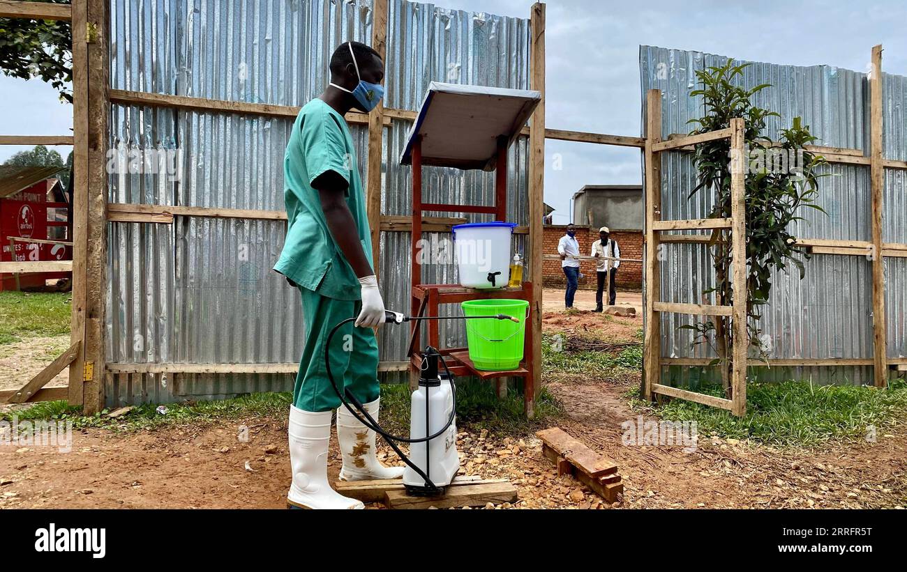 220424 -- BRAZZAVILLE, le 24 avril 2022 -- une photo prise le 21 mars 2021 montre un travailleur médical désinfectant un centre local de traitement Ebola dans la province du Nord-Kivu, au nord-est de la République démocratique du Congo. La RDC a déclaré la 14e épidémie de virus Ebola après qu'un cas confirmé ait été signalé à Mbandaka, une ville dans le nord-ouest de la RDC province de l'Équateur, a confirmé samedi l'Organisation mondiale de la Santé dans un communiqué. Photo de /Xinhua RDC-EBOLA-CAS AlainxUaykani PUBLICATIONxNOTxINxCHN Banque D'Images