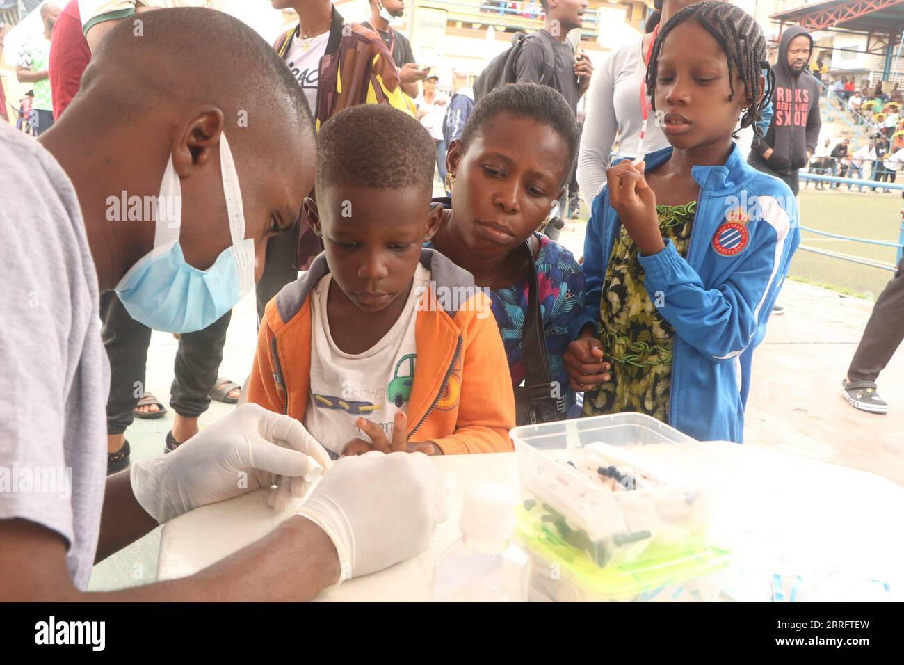 220425 -- LAGOS, le 25 avril 2022 -- des gens font la queue pour un test de dépistage gratuit du paludisme à Lagos, Nigeria, le 24 avril 2022. Les Nigérians se joignent au monde pour célébrer la Journée mondiale de lutte contre le paludisme, qui tombe le 25 avril, en commémoration des efforts mondiaux visant à mettre fin à la maladie. Photo de /Xinhua NIGERIA-LAGOS-WOLRD JOUR DU PALUDISME EmmaxHouston PUBLICATIONxNOTxINxCHN Banque D'Images