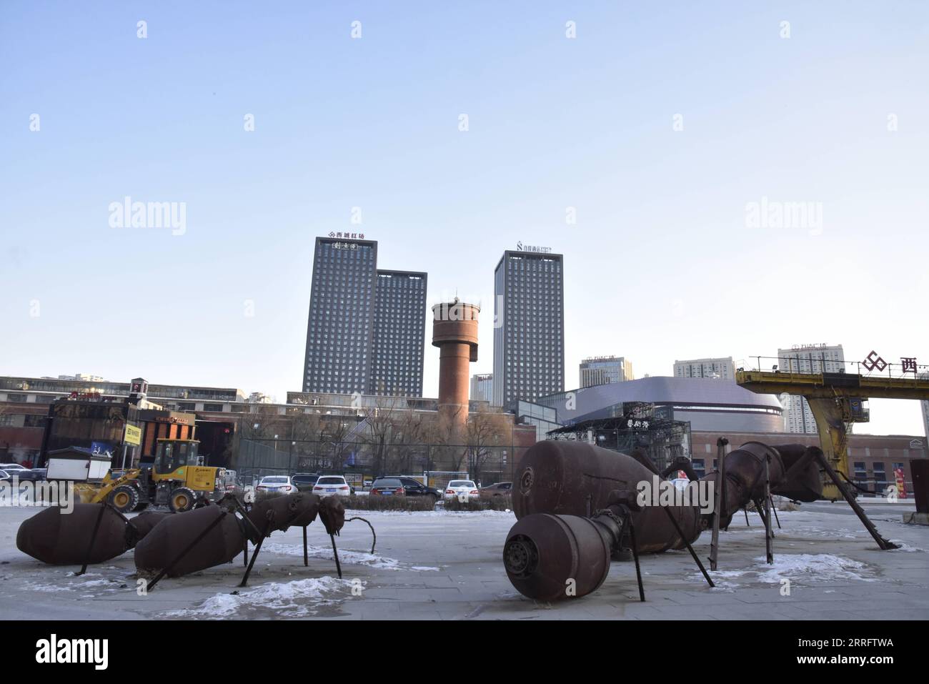 220426 -- HARBIN, 26 avril 2022 -- une photo prise le 26 décembre 2021 montre des sculptures en forme de fourmis à Westred Square à Harbin, dans la province du Heilongjiang du nord-est de la Chine. POUR ALLER AVEC à travers la Chine : le design créatif revitalise la dotation industrielle CHINE-HEILONGJIANG-HARBIN-DESIGN CRÉATIF CN ZhuxYue PUBLICATIONxNOTxINxCHN Banque D'Images