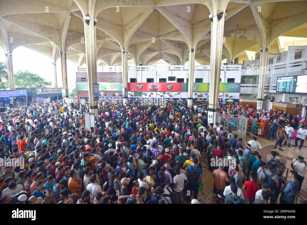 220427 -- DHAKA, le 27 avril 2022 -- les voyageurs attendent d'acheter des billets pour des voyages de l'Aïd à la gare de Kamlapur à Dhaka, au Bangladesh, le 25 avril 2022. POUR ALLER AVEC la fonctionnalité : les voyageurs EID font face à d'énormes files d'attente comme des serpents aux guichets de billets de chemin de fer au Bangladesh Bangladesh BANGLADESH-DHAKA-TRAIN-EID TRAVELERS-TICKET Salim PUBLICATIONxNOTxINxCHN Banque D'Images