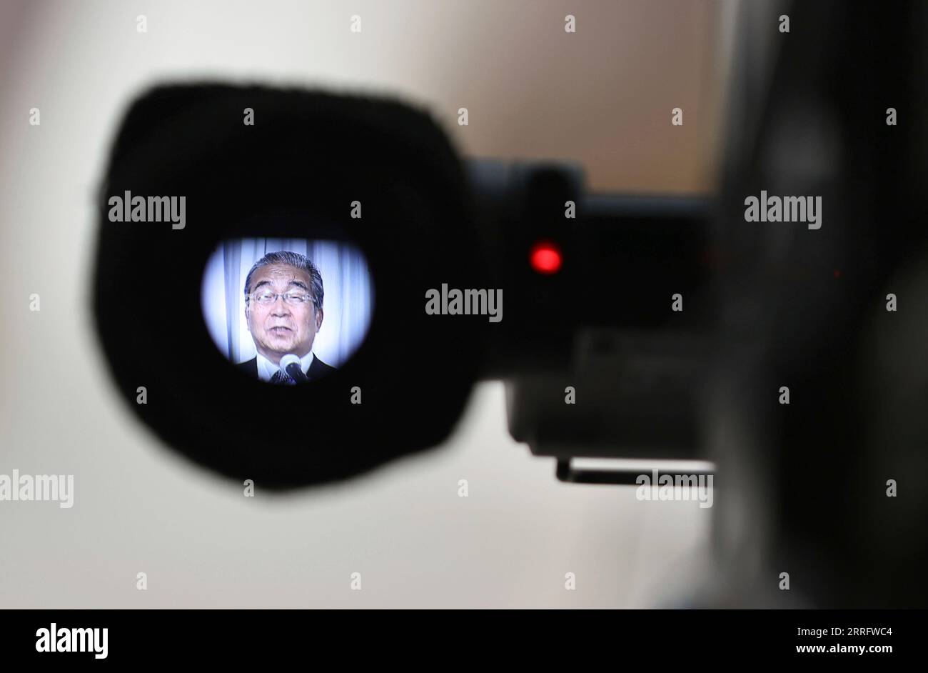 Nobuo Okamura, head of the Legal Affairs Bureau of Family Federation for World Peace and Unification (FFWPU / Unification Church), and attorney Shuya Fukumoto hold a press conference at its headquarters in Shibuya Ward, Tokyo on September 8, 2023. Family Federation for World Peace and Unification responses to the Ministry of Education, Culture, Sports, Science and Technology's notification to the Tokyo District Court to impose a light fine.( The Yomiuri Shimbun via AP Images ) Banque D'Images