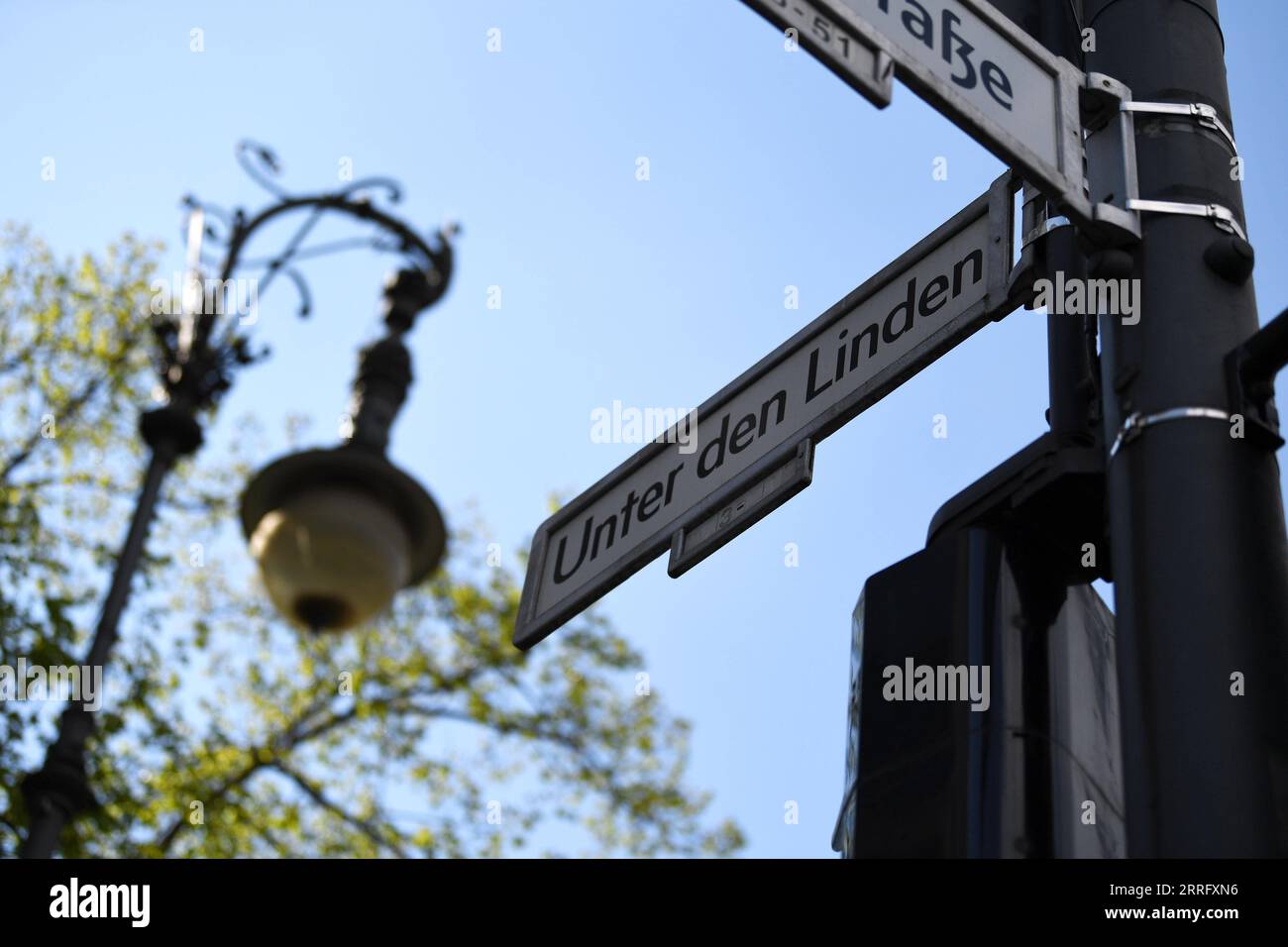 220429 -- BERLIN, le 29 avril 2022 -- une photo prise le 28 avril 2022 montre un panneau routier sur le boulevard Unter den Linden à Berlin, capitale de l'Allemagne. ALLEMAGNE-BERLIN-LIFE RenxPengfei PUBLICATIONxNOTxINxCHN Banque D'Images