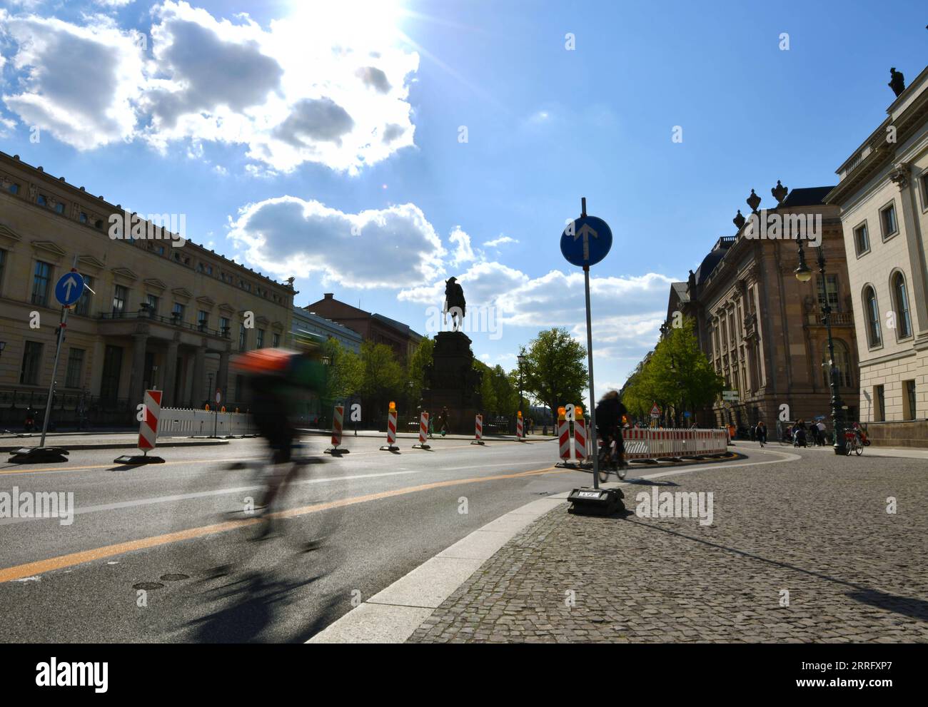 220429 -- BERLIN, le 29 avril 2022 -- les gens font du vélo sur le boulevard Unter den Linden à Berlin, capitale de l'Allemagne, le 28 avril 2022. ALLEMAGNE-BERLIN-LIFE RenxPengfei PUBLICATIONxNOTxINxCHN Banque D'Images
