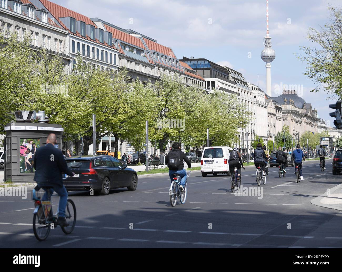 220429 -- BERLIN, le 29 avril 2022 -- les gens font du vélo sur le boulevard Unter den Linden à Berlin, capitale de l'Allemagne, le 28 avril 2022. ALLEMAGNE-BERLIN-LIFE RenxPengfei PUBLICATIONxNOTxINxCHN Banque D'Images