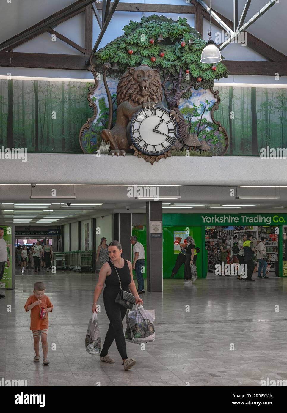 Grantham, Lincolnshire, Royaume-Uni – l'horloge Lion et Apple Tree dans le centre commercial Isaac Newton Banque D'Images