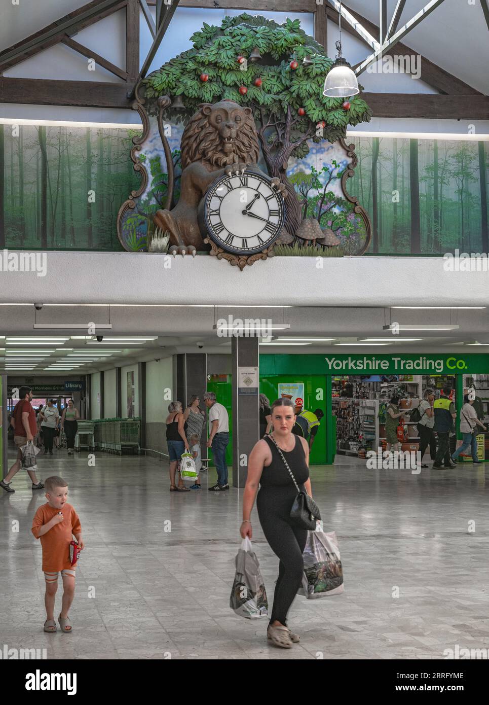 Grantham, Lincolnshire, Royaume-Uni – l'horloge Lion et Apple Tree dans le centre commercial Isaac Newton Banque D'Images