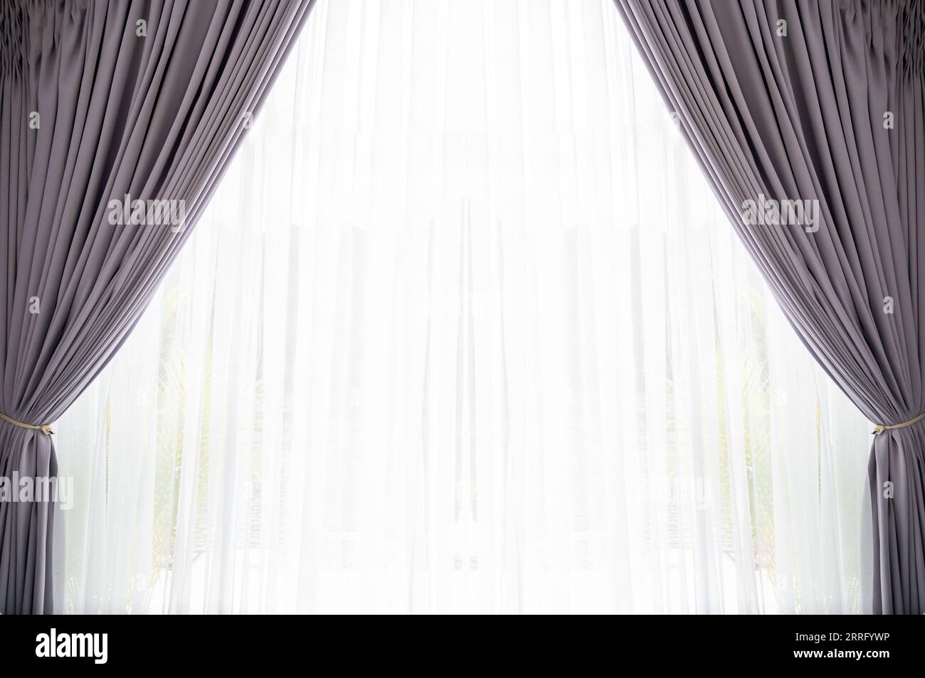 rideaux de fenêtre brun violet sous-vêtements blancs transparents Banque D'Images
