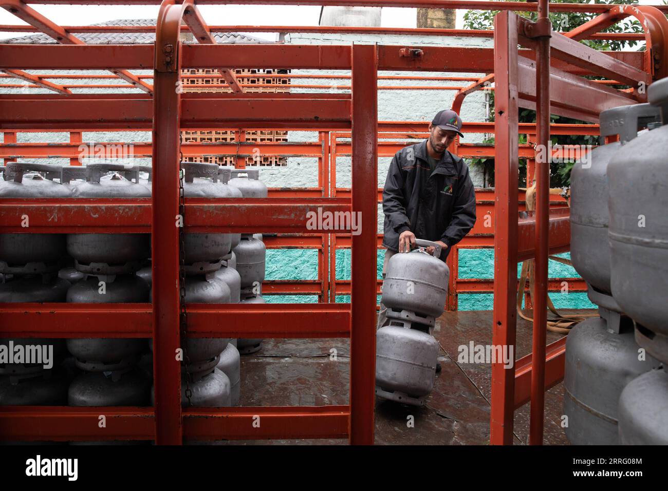 220501 -- CAXIAS DO SUL, le 1 mai 2022 -- Un travailleur est vu dans un centre de distribution de gaz à Caxias do Sul, dans l État brésilien du Rio Grande do Sul, le 1 mai 2022. Petrobras a annoncé le 29 avril que le prix du gaz naturel vendu aux négociants augmenterait de 19 pour cent par rapport à mai 1, compte tenu des variations des prix du pétrole brut Brent et des taux de change. BRÉSIL-HAUSSE DU PRIX DU GAZ NATUREL WangxTiancong PUBLICATIONxNOTxINxCHN Banque D'Images