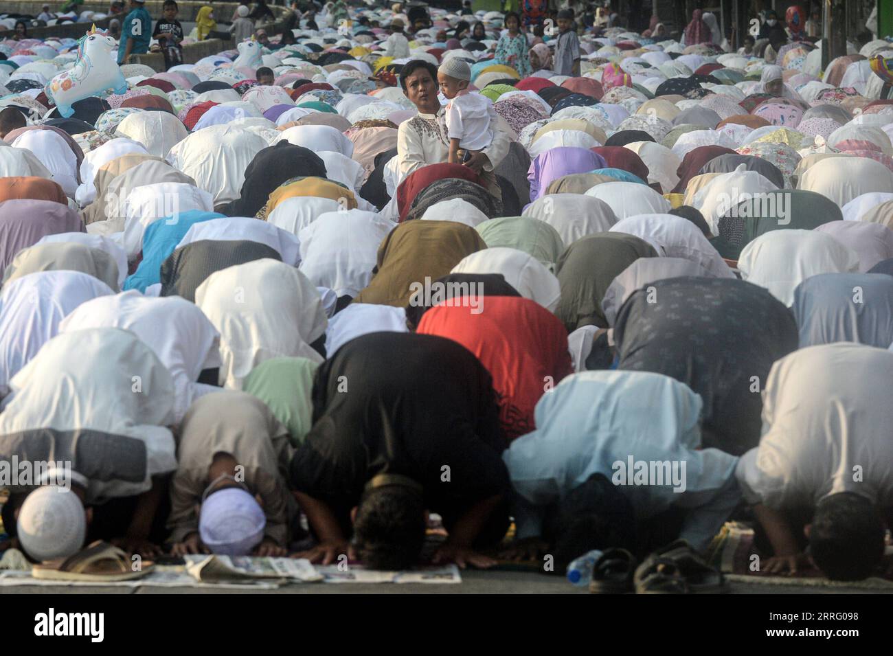 220502 -- JAKARTA, le 2 mai 2022 -- des gens exécutent les prières de l'Aïd al-Fitr à Jakarta, Indonésie, le 2 mai 2022. INDONÉSIE-JAKARTA-EID AL-FITR AGUNGXKUNCAHYAXB. PUBLICATIONxNOTxINxCHN Banque D'Images