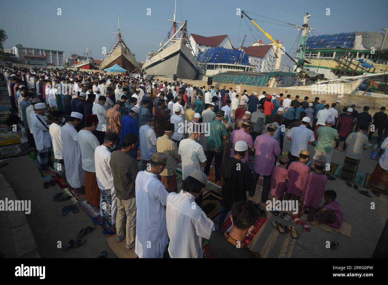 220502 -- JAKARTA, le 2 mai 2022 -- des gens assistent aux prières du matin pendant les célébrations de l'Aïd al-Fitr au port de Sunda Kelapa à Jakarta, en Indonésie. 2 mai 2022. INDONESIA-JAKARTA-EID AL-FITR Zulkarnain PUBLICATIONxNOTxINxCHN Banque D'Images