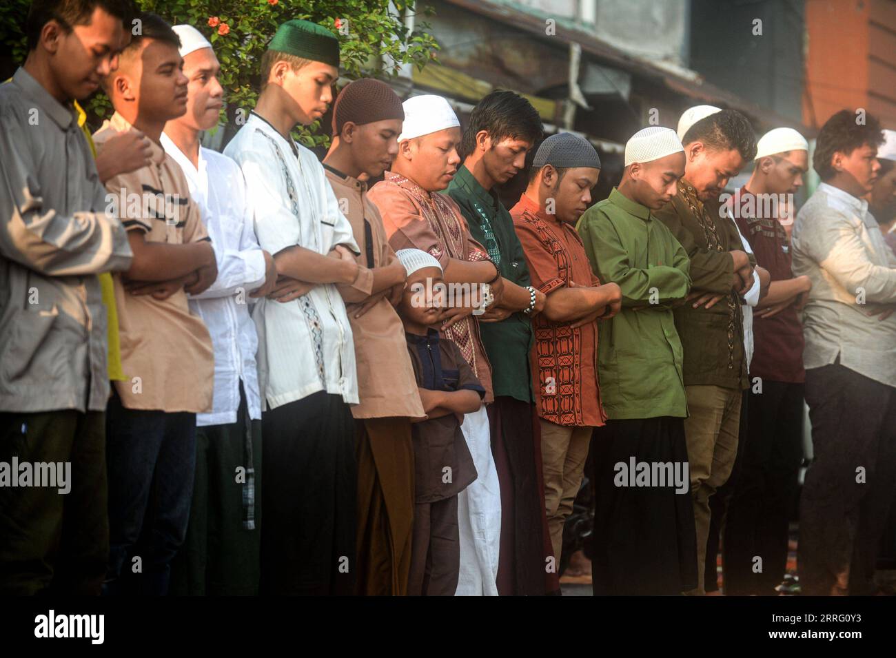 220502 -- JAKARTA, le 2 mai 2022 -- des gens exécutent les prières de l'Aïd al-Fitr à Jakarta, Indonésie, le 2 mai 2022. INDONÉSIE-JAKARTA-EID AL-FITR AGUNGXKUNCAHYAXB. PUBLICATIONxNOTxINxCHN Banque D'Images