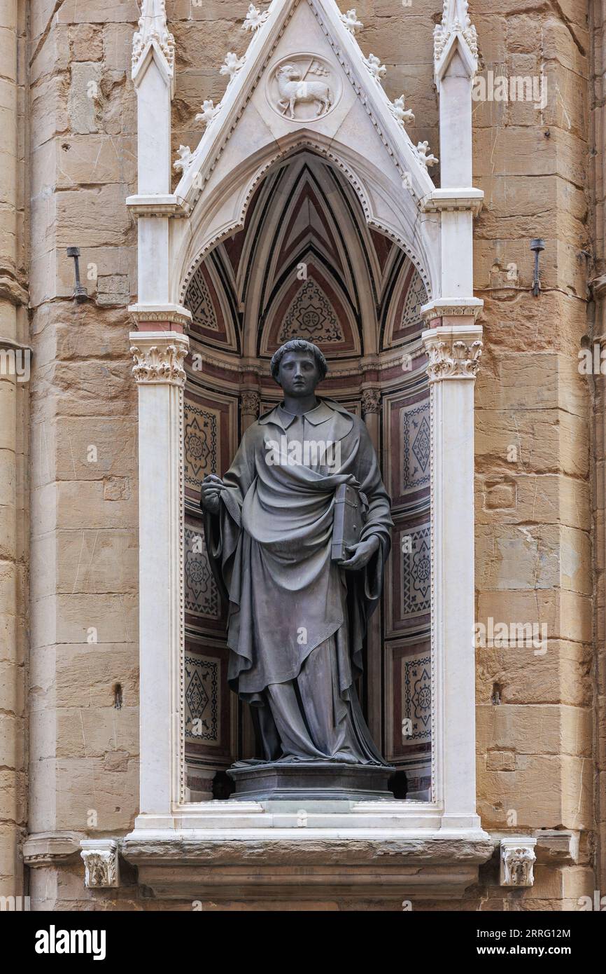 Statue de Saint Etienne dans le Tabernacle extérieur dans le périmètre extérieur de l'église d'Orsanmichele à Florence, Italie. Banque D'Images