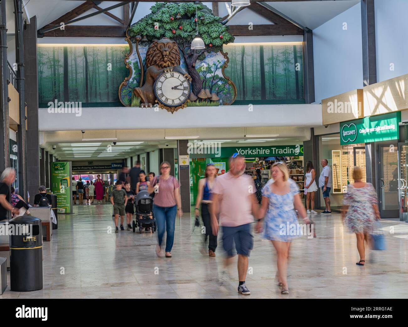 Grantham, Lincolnshire, le centre commercial Isaac Newton occupé avec des gens sous la célèbre horloge lion et pomme Banque D'Images