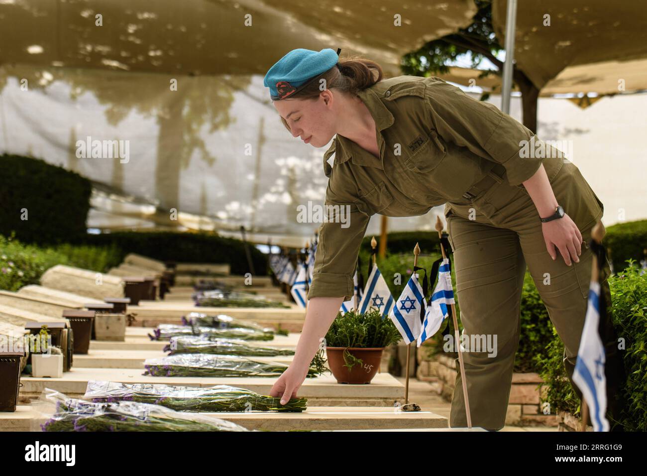 220503 -- KIRYAT SHEMONA, le 3 mai 2022 -- un soldat israélien commémore les soldats tombés au combat dans un cimetière militaire de la ville de Kiryat Shemona, au nord d'Israël, le 3 mai 2022. Israël, du mardi soir au mercredi soir, marque le jour du souvenir Yom Hazikaron pour commémorer les soldats tombés au combat et les civils tués dans les hostilités depuis 1860. /JINI via Xinhua ISRAEL-KIRYAT SHEMONA-MEMORIAL DAY-TRIBUTE AyalxMargolin PUBLICATIONxNOTxINxCHN Banque D'Images