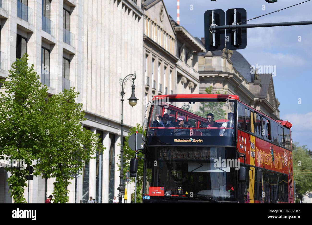 220429 -- BERLIN, le 29 avril 2022 -- Un bus touristique est vu sur le boulevard Unter den Linden à Berlin, capitale de l'Allemagne, le 28 avril 2022. ALLEMAGNE-BERLIN-LIFE RenxPengfei PUBLICATIONxNOTxINxCHN Banque D'Images