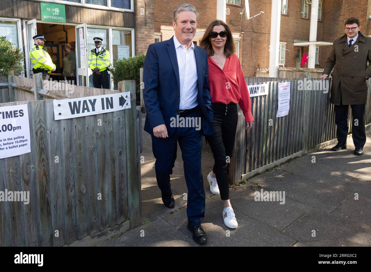 220505 -- LONDRES, le 5 mai 2022 -- le chef du Parti travailliste britannique Keir Starmer L et son épouse Victoria Starmer quittent un bureau de vote après avoir voté aux élections locales à Londres, en Grande-Bretagne, le 5 mai 2022. Les bureaux de vote à travers la Grande-Bretagne ont ouvert tôt jeudi alors que les électeurs se sont rendus aux élections locales. Photo de /Xinhua BRITAIN-LONDON-LOCAL ELECTIONS RayxTang PUBLICATIONxNOTxINxCHN Banque D'Images