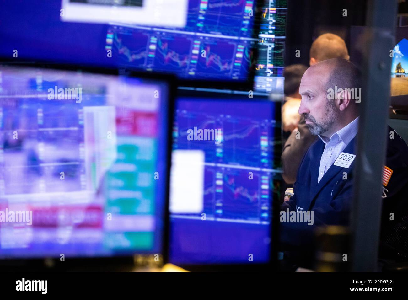 220506 -- NEW YORK, le 6 mai 2022 -- Un Trader travaille sur le parquet du New York stock Exchange NYSE à New York, aux États-Unis, le 5 mai 2022. Les actions américaines ont plongé jeudi alors que les ventes lourdes se sont intensifiées à Wall Street. Le Dow Jones Industrial Average a chuté de 1063,09 points, ou 3,12 pour cent, pour atteindre 32 997,97. Le S&P 500 a chuté de 153,30 points, soit 3,56 %, à 4 146,87. L’indice composite Nasdaq a perdu 647,17 points, soit 4,99 %, pour atteindre 12 317,69. Photo de /Xinhua U.S.-NEW YORK-STOCK MARKET-FALL MichaelxNagle PUBLICATIONxNOTxINxCHN Banque D'Images