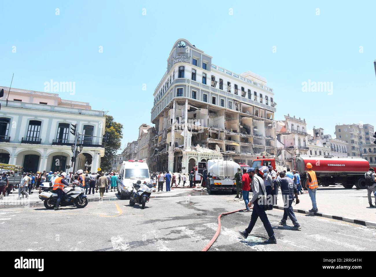 220506 -- LA HAVANE, le 6 mai 2022 -- des sauveteurs et des pompiers travaillent sur le site où une explosion s'est produite à l'hôtel Saratoga à la Havane, Cuba, le 6 mai 2022. Au moins huit personnes ont été tuées et plus de 30 autres blessées après une explosion qui a déchiré l'hôtel dans le centre-ville de la Havane vendredi matin, ont rapporté des sources officielles. Photo de /Xinhua CUBA-HAVANA-EXPLOSION JoaquinxHernandez PUBLICATIONxNOTxINxCHN Banque D'Images