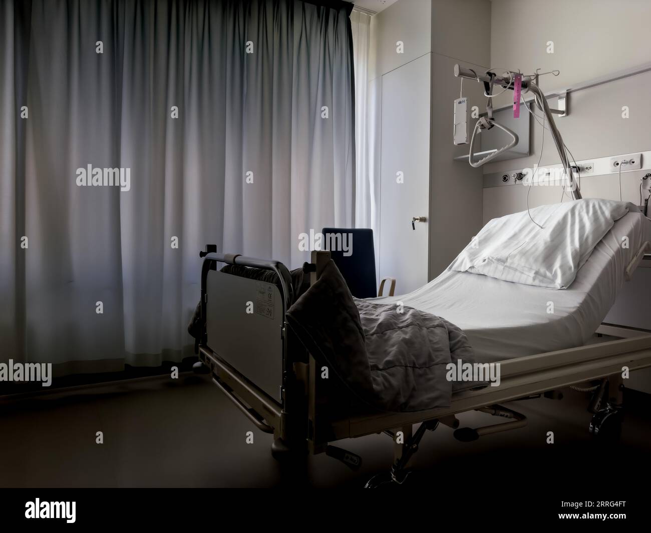 Lit d'hôpital avant l'arrivée du patient Banque D'Images