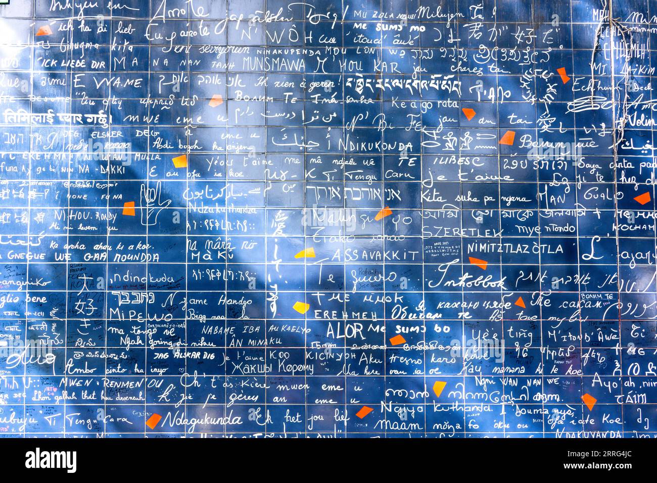 "Je t'aime" en plusieurs langues sur le mur des Amours (le mur des Je t'aime), place des Abbesses, Montmartre, Paris, Île-de-France, France Banque D'Images